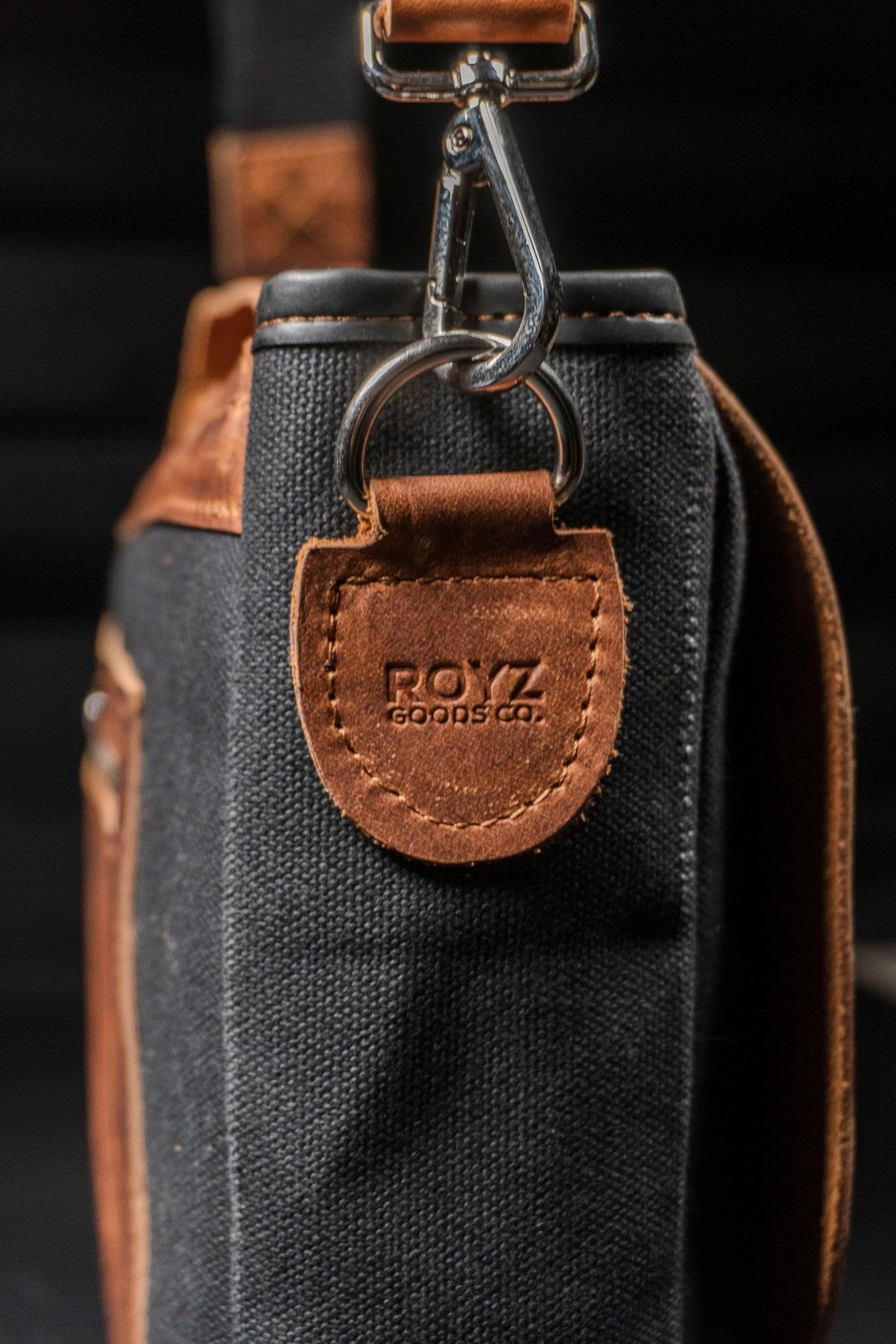 MESSENGER BAG BLACK