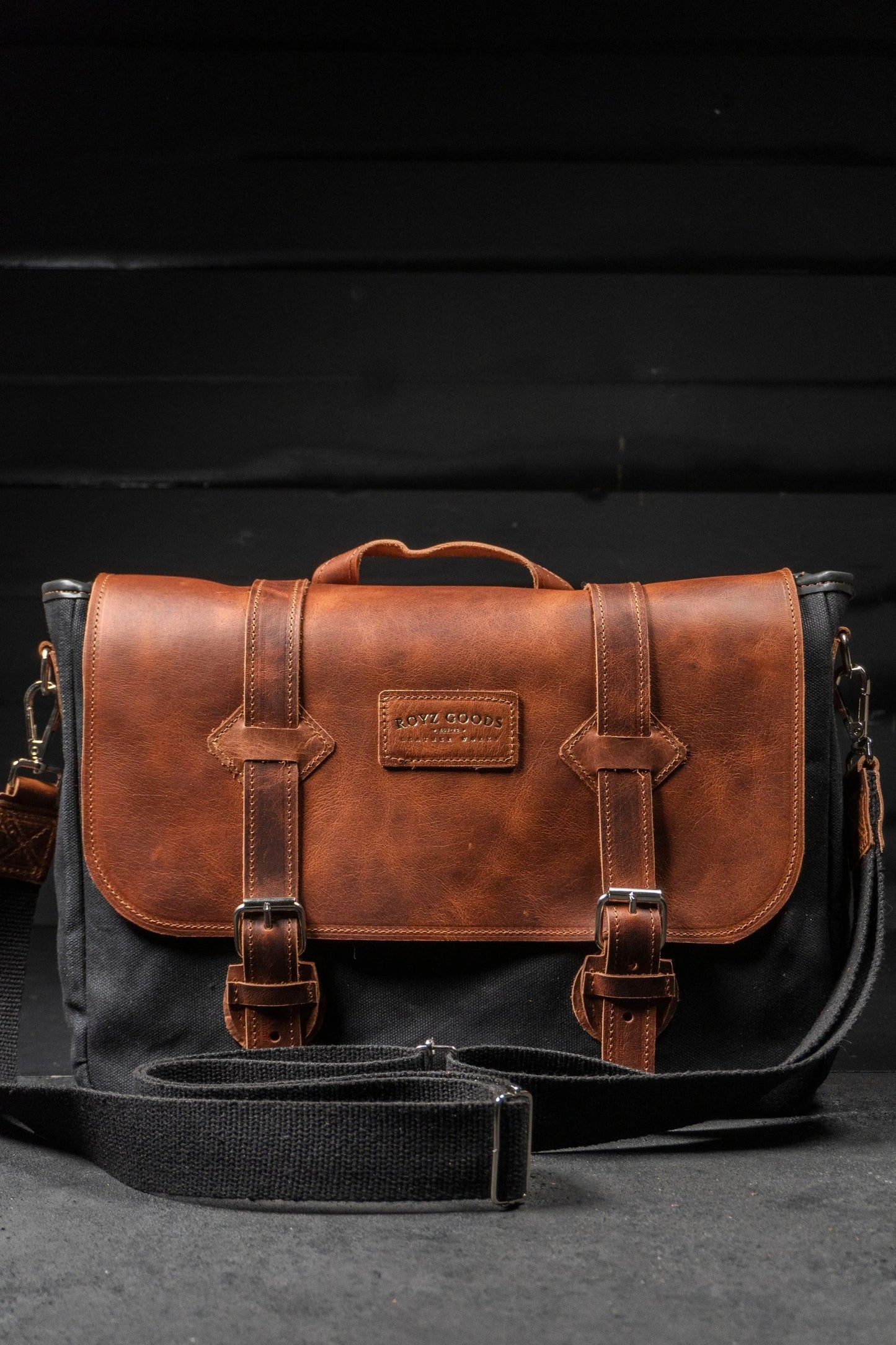 MESSENGER BAG BLACK